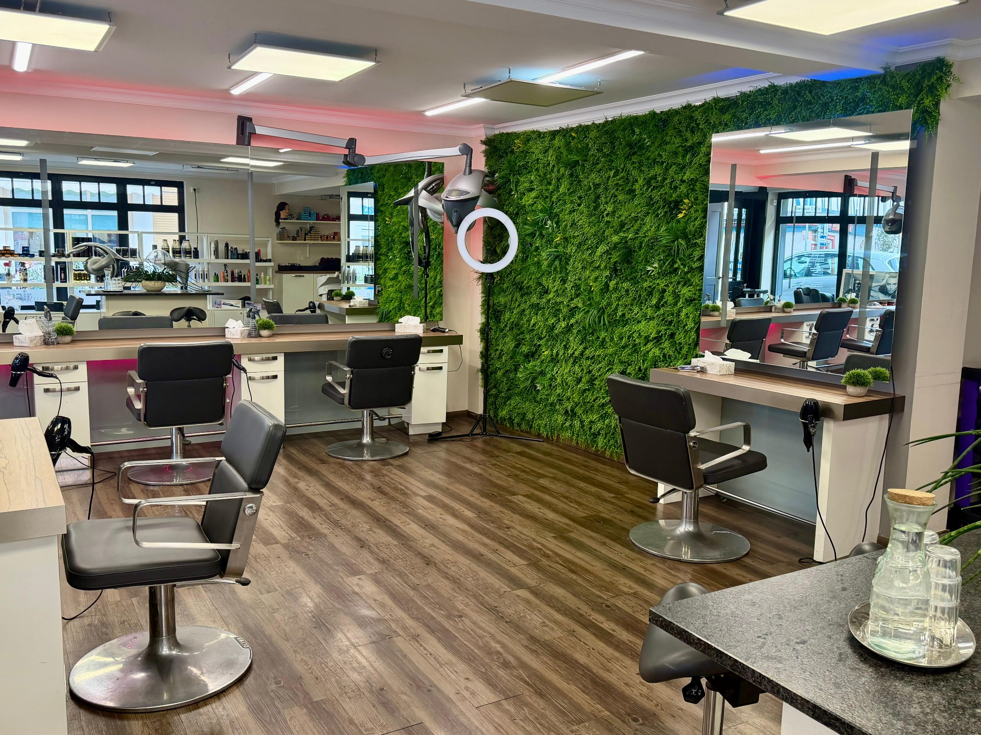 Modernes Interieur des Hair Ritual Salons in Eltville mit Pflanzenwand